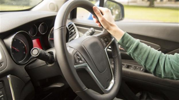 Proposta Polstrada: ritiro della patente a chi guida con il cellulare in mano