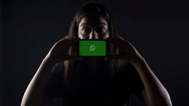WhatsApp, in arrivo la dark mode: ecco come cambia con la modalità notturna