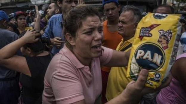 Venezuela allo stremo: bambini denutriti, morti e chiusi negli scatoloni