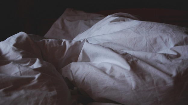 Genitori fanno prostituire le 2 figlie in cambio di soldi o di una ricarica