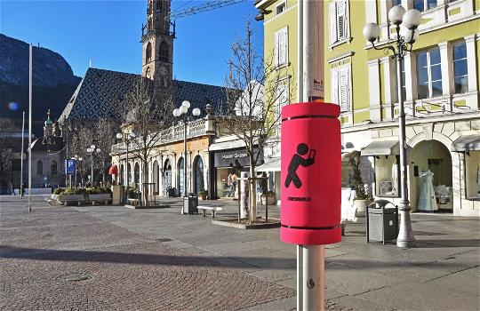 A Bolzano spuntano i “paracolpi” sui pali della luce per i pedoni distratti dagli smartphone