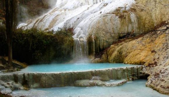 Le 8 località termali gratuite d’Italia in cui vale la pena immergersi almeno una volta nella vita