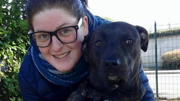 Lei lo vuole lasciare, lui la accoltella a morte e ferisce la sorella: “L’aveva minacciata più volte”