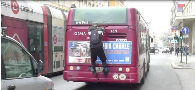 Roma, si aggrappa al bus Atac per non pagare il biglietto