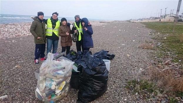 Bari, per il suo compleanno chiede agli amici di aiutarlo a ripulire la spiaggia dalla plastica