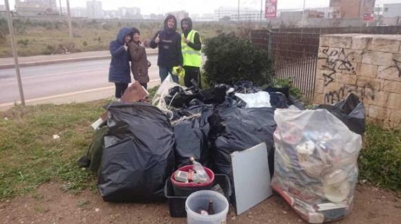 Bari, per il suo compleanno chiede agli amici di aiutarlo a ripulire la spiaggia dalla plastica