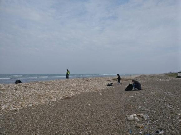 Bari, per il suo compleanno chiede agli amici di aiutarlo a ripulire la spiaggia dalla plastica