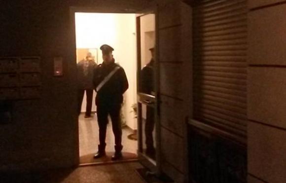 Lei lo vuole lasciare, lui la accoltella a morte e ferisce la sorella: “L’aveva minacciata più volte”
