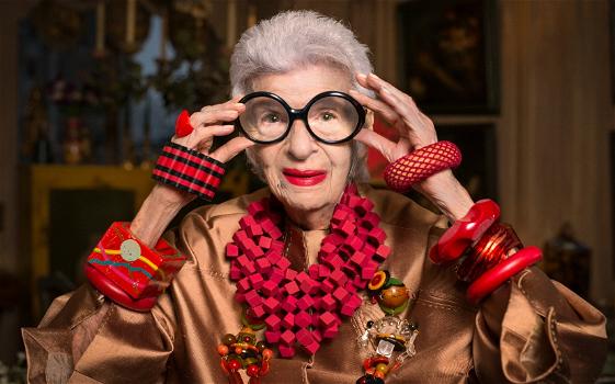 A 97 anni firma un contratto come modella: “Iris è un’icona dal talento incommensurabile”