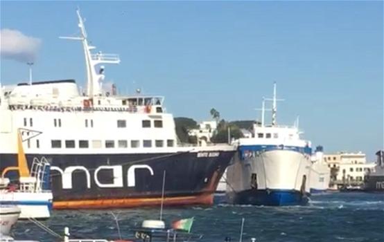 Il vento fa i primi danni: incidente tra due navi al porto di Ischia