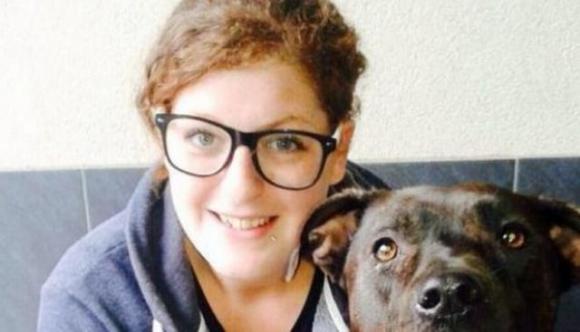 Lei lo vuole lasciare, lui la accoltella a morte e ferisce la sorella: “L’aveva minacciata più volte”