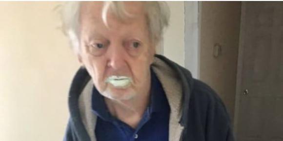 Nonno ingordo di yogurt: ne mangia mezzo barattolo, poi si accorge che è vernice