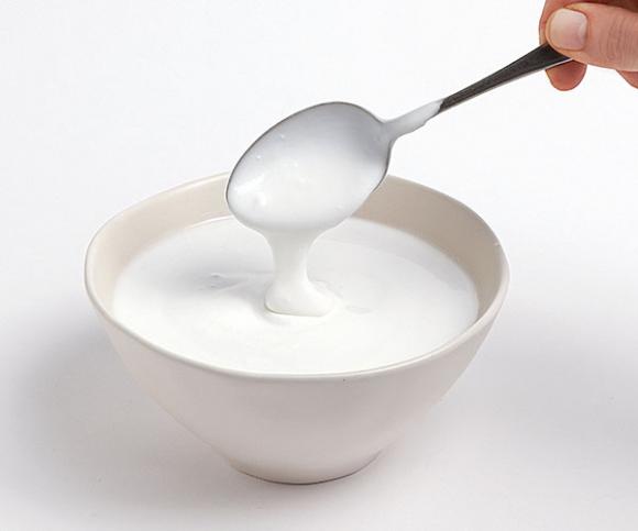 Nonno ingordo di yogurt: ne mangia mezzo barattolo, poi si accorge che è vernice