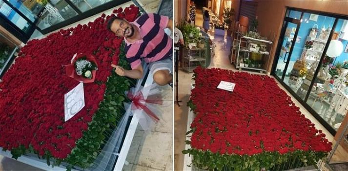Dichiarazione con 1250 rose rosse per dirle “ti amo”, una per ogni giorno trascorso insieme