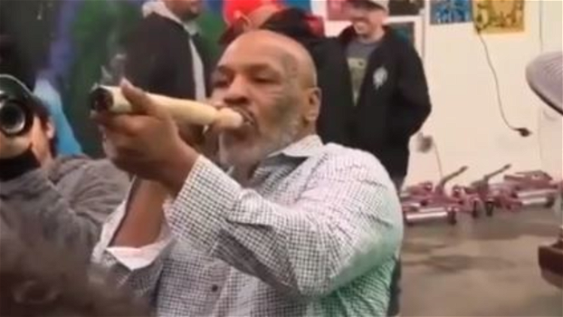 Mike Tyson fuma davanti a tutti a una festa della marijuana