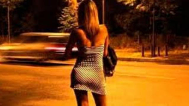 Napoli, ennesima bufera di Carnevale: travestono la figlia da prostituta