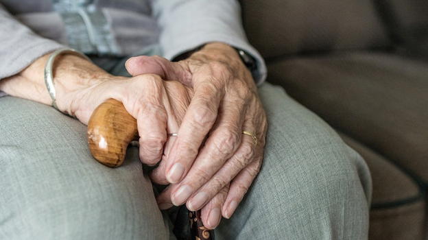 Spoleto, partita a briscola finisce con una rissa a colpi di sedia. Anziano ricoverato all’ospedale