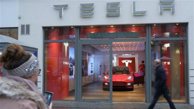 Tesla: addio ai concessionari, vendite solo online