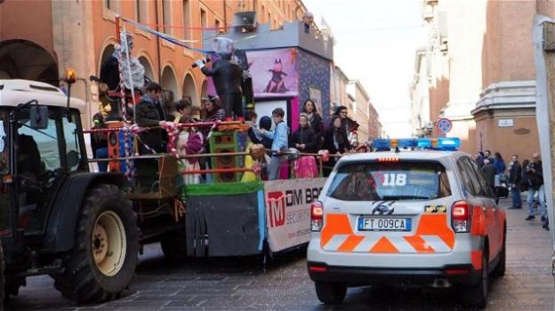 Bologna, un bambino di due anni cade dal carro di Carnevale: è in gravi condizioni