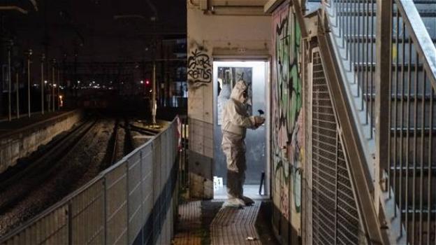 Napoli, 24enne stuprata da tre ragazzi nell’ascensore della stazione