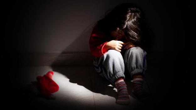 Picchiava il figlio, lo ingozzava a forza, e lo imbottiva di farmaci. Condannatta a 4 anni, fugge con il piccolo