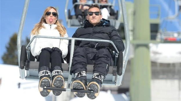 Francesco Totti e Ilary Blasi sugli sci, impacciatissimi insieme con i figli