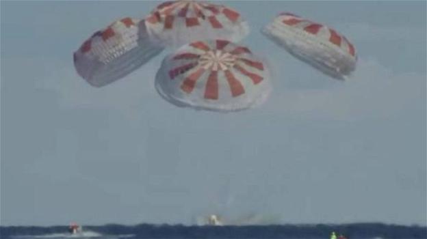 Splashdown brillante della capsula Crew Dragon al largo della Florida
