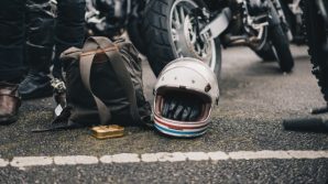 Caschi, venduti dei modelli omologati ma non sicuri: interviene Striscia la Notizia