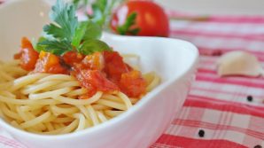 Mangiare la pasta di sera non fa ingrassare e facilita il sonno