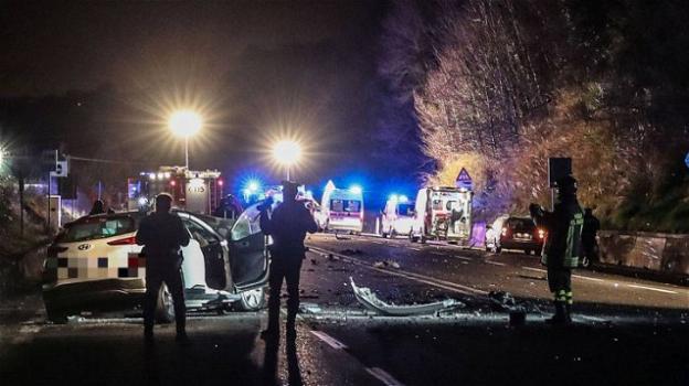 Pesaro, grave incidente stradale: due morti e sei feriti. Coinvolti anche due bambini