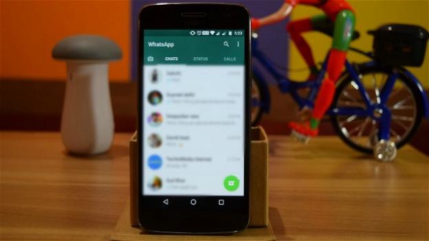 WhatsApp: sulla beta per Android arriva un nuovo menu per la selezione di emoji e stickers