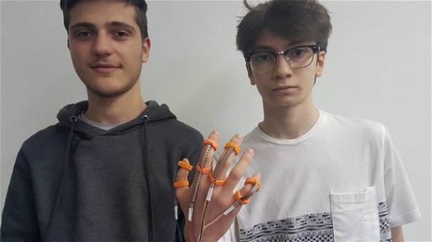 Varese, studenti inventano un guanto che fa parlare i sordomuti. Presentato il prototipo al Politecnico di Milano per Microsoft