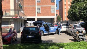Bologna, fratellini cadono dallʼottavo piano e muiono. Condotto il padre in questura