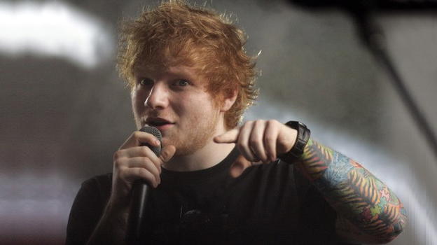 Ed Sheeran bullizzato a scuola per i capelli rossi, gli occhiali e la balbuzie