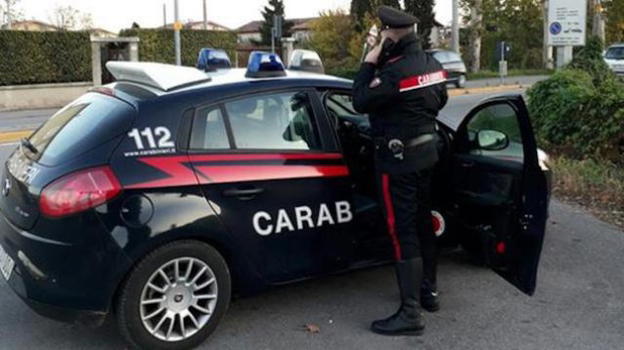 Perugia, uccide il marito a coltellate: chiama i Carabinieri e si consegna
