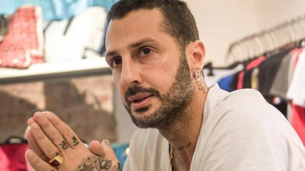 Fabrizio Corona festeggia il suo compleanno in carcere ma i suoi tantissimi fan lo riempiono di affetto