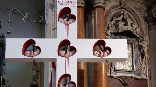 Scandalo in Croazia: sacerdote espone crocifisso con cinque feti insanguinati