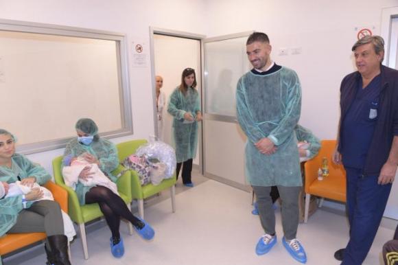 Record nel reparto maternità, 9 infermiere incinte insieme: l’ospedale corre ai ripari