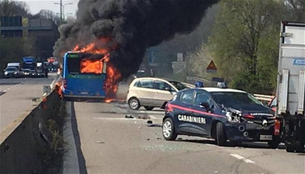 Milano, un uomo dà fuoco ad un bus con la benzina: a bordo una scolaresca
