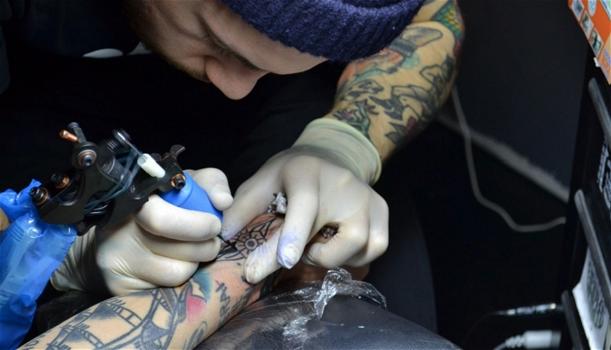 Tatuaggi, è allarme cancro. Il Ministero della Salute ritira tre colori cancerogeni