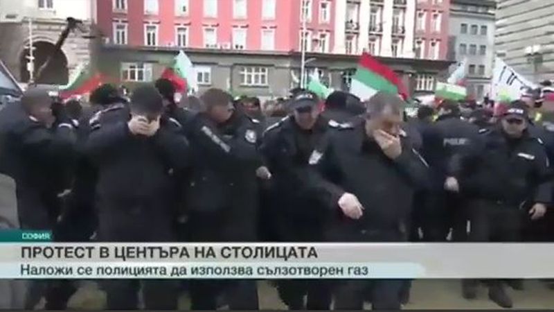 Bulgaria, polizia spruzza spray al peperoncino ma il vento contro fa “piangere” gli agenti