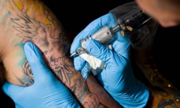 Tatuaggi, è allarme cancro. Il Ministero della Salute ritira tre colori cancerogeni
