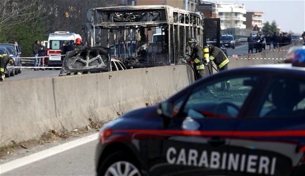 Bus incendiato a Milano, il procuratore: “Solo grazie ai carabinieri non stiamo piangendo 52 bambini”