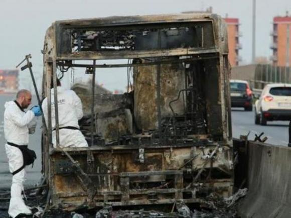Bus incendiato a Milano, il procuratore: “Solo grazie ai carabinieri non stiamo piangendo 52 bambini”