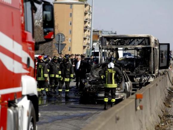 Bus incendiato a Milano, il procuratore: “Solo grazie ai carabinieri non stiamo piangendo 52 bambini”