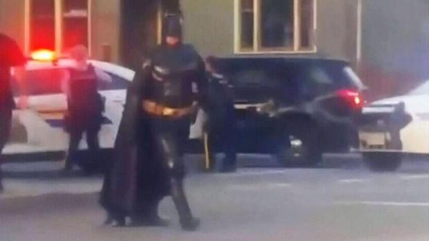 Vestito da Batman si presenta sulla scena del crimine ma la polizia lo allontana