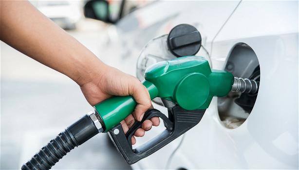 Benzina, altro che taglio alle accise, il prezzo aumenta in tutta Italia: le nuove tariffe