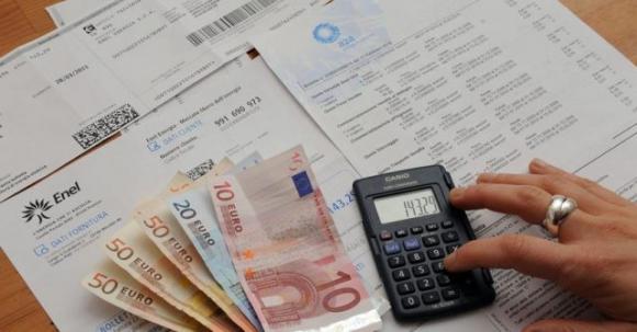 Dal 1° aprile bollette meno salate: gas e luce giù fino al 10%