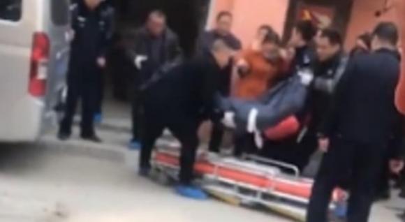 Mamma ammazza il cane del figlio 13enne, lui la uccide a colpi di mannaia