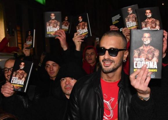 Juventus, mega festa con 60 influencer dopo la sconfitta in Champions. Corona pubblica le chat